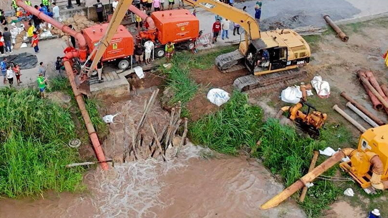 ยังอุดไม่สําเร็จ พนังรั่วสิงห์บุรี ชาวบางระกำยังจมทุกข์ น้ำท่วมขังยาวกว่า 1 เดือน