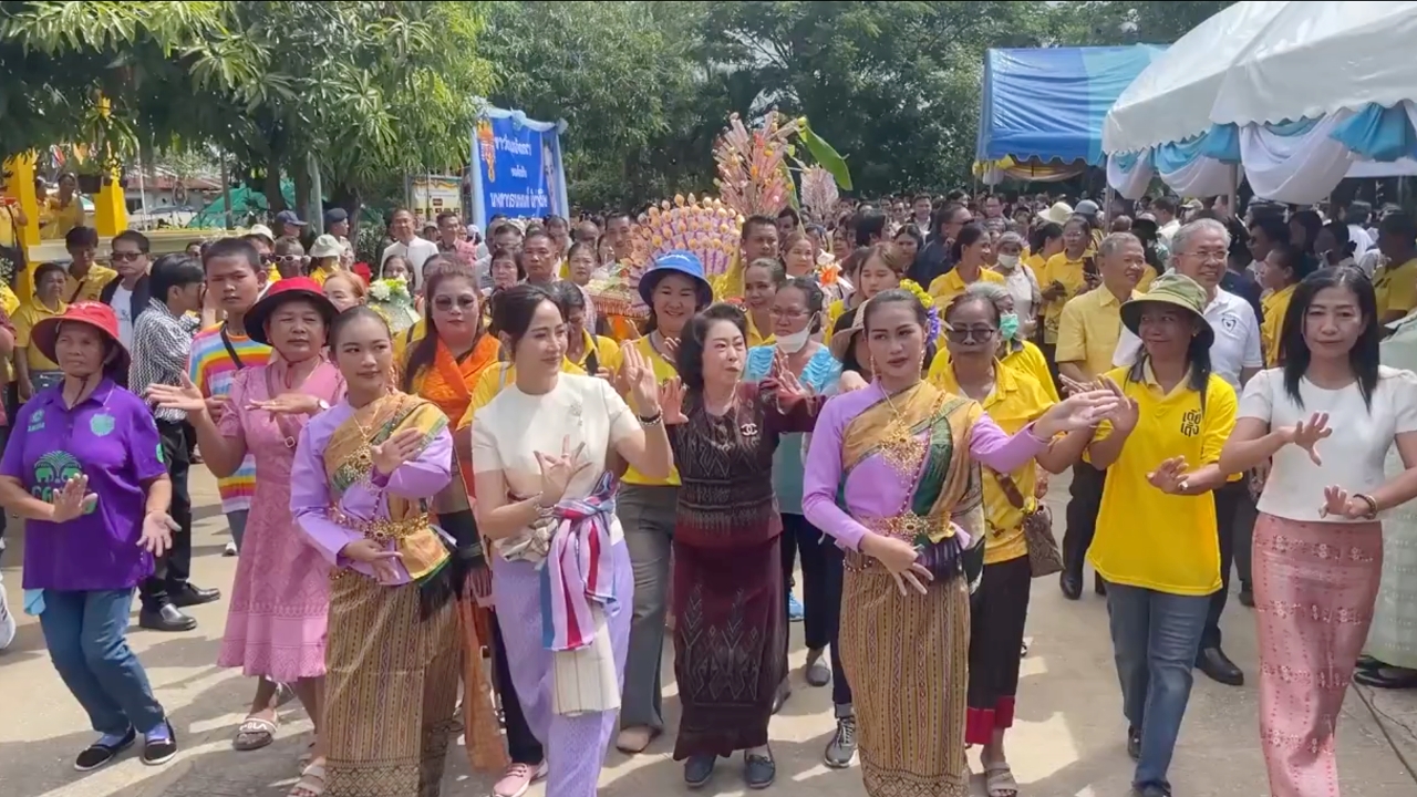 ภริยานายกฯ โชว์รำนำขบวนแห่ผ้ากฐินวัดโคกพระ พร้อมโชว์ผัดหมี่โคราชครั้งแรกในชีวิต