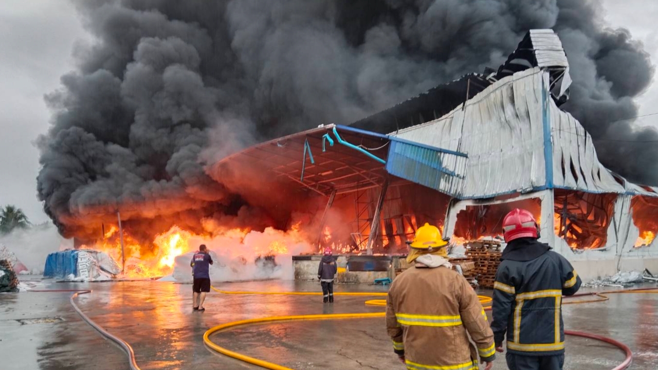 ฟ้าผ่าโรงงานโฟมกันกระแทก ไฟลุกไหม้ ควันดำลอยขึ้นฟ้า เสียงระเบิดดังสนั่น