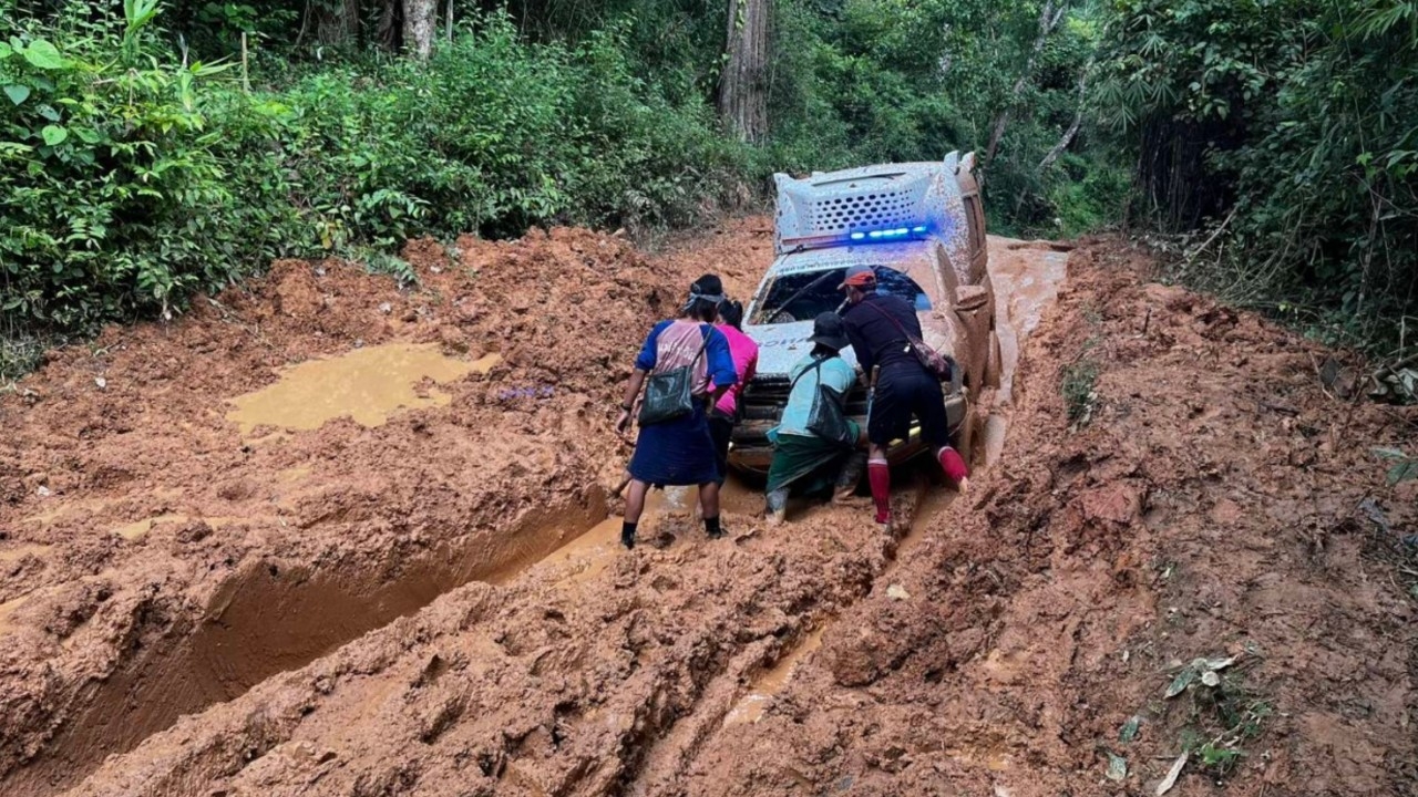 ภารกิจฝ่าถนนโคลน ฮีโร่ชุดขาว-ชาวบ้าน ช่วยกันส่งตัวทารกหอบรุนแรงจนถึงมือหมอ