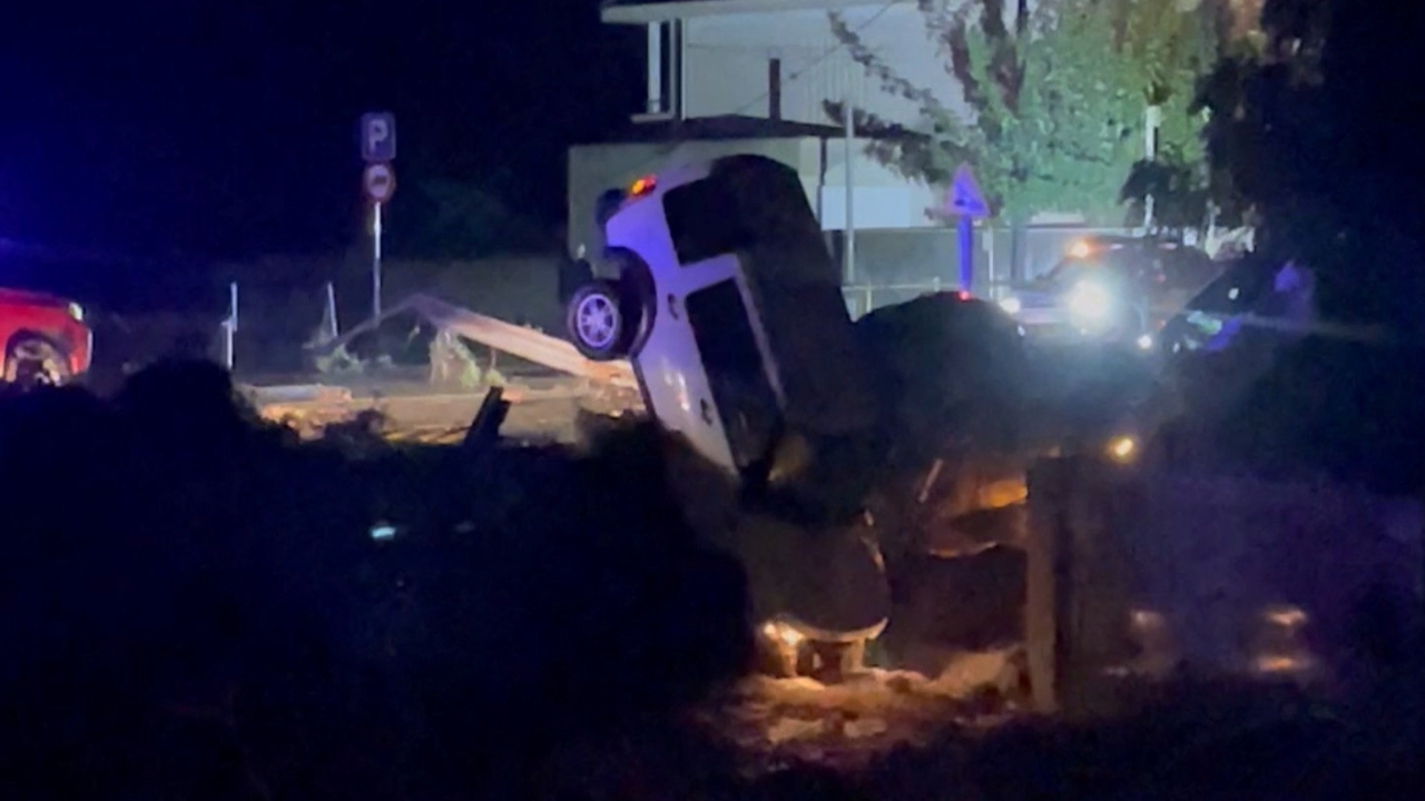 สเปนอ่วม ฝนถล่มแคว้นคาตาลุญญา น้ำป่าทะลักท่วมเมือง คนติดในรถ ประกาศเตือนภัยขั้นสูงสุด