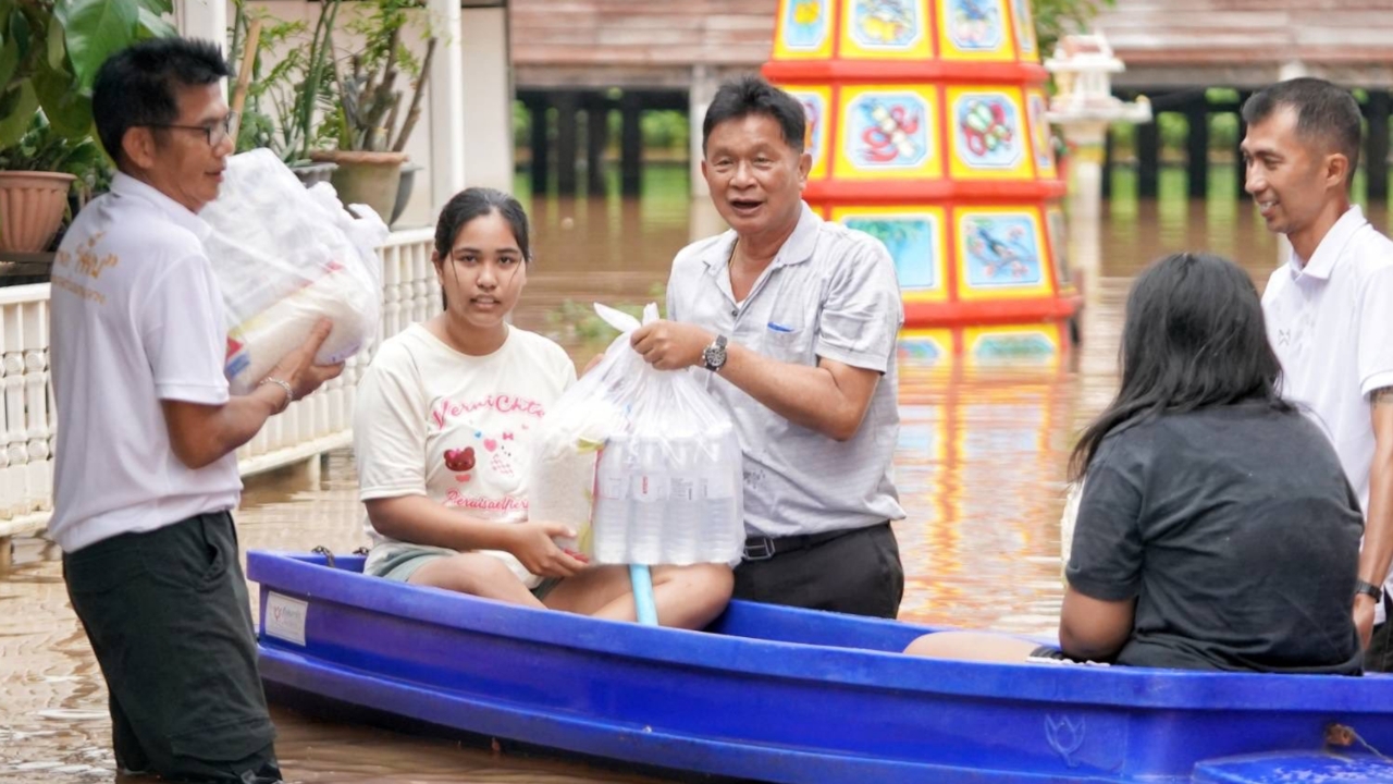 อดีต สส.เพื่อไทย ลุยน้ำท่วมบรรเทาเดือดร้อนชาวปทุมฯ จี้รัฐบาลเร่งเยียวยาเสมอภาค