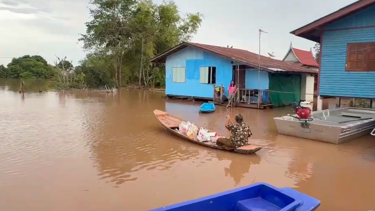 อยุธยาน้ำท่วม 2-3 เดือน สังเวยไปแล้ว 8 ศพ ชาวบ้านลำบากพายเรือฝ่าสายน้ำใช้ชีวิต