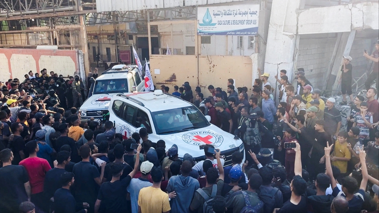 ฮามาสปล่อยตัวประกันอิสราเอลชุดแรก 7 คน ให้กาชาดในฉนวนกาซา