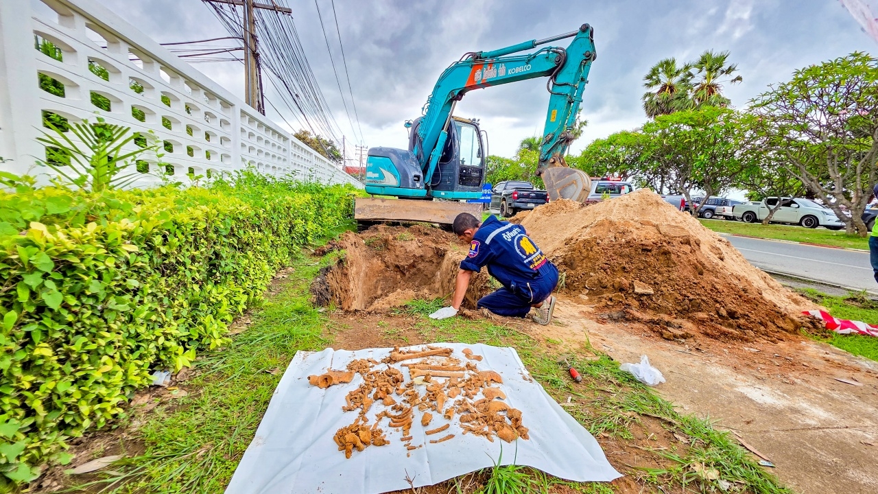 ชาวบ้านฮือฮา ขุดพบโครงกระดูกมนุษย์เก่าแก่นับร้อยชิ้น หน้า รพ. ฐานทัพเรือสัตหีบ