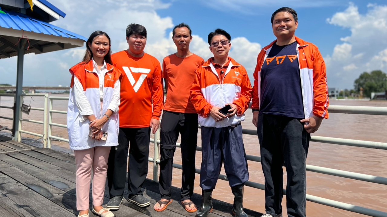 สส.ประชาชน ลงพื้นที่ช่วยน้ำท่วมเมืองปทุม มั่นใจเลือกตั้งหน้าชนะยกจังหวัด