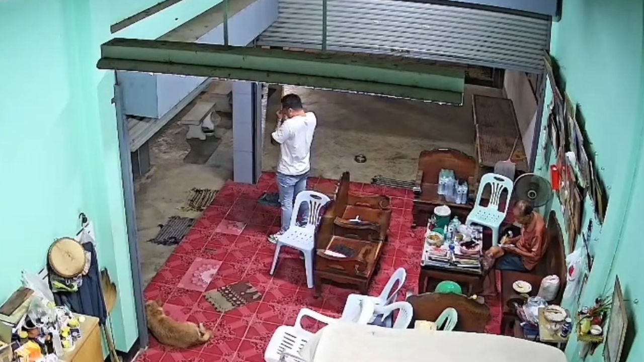 โจรแสบอ้างเป็นเซียนพระ ทำทีขอส่องก่อนฉกพระเครื่องกว่า 2 ล้านของตาวัย 93 หนีลอยนวล