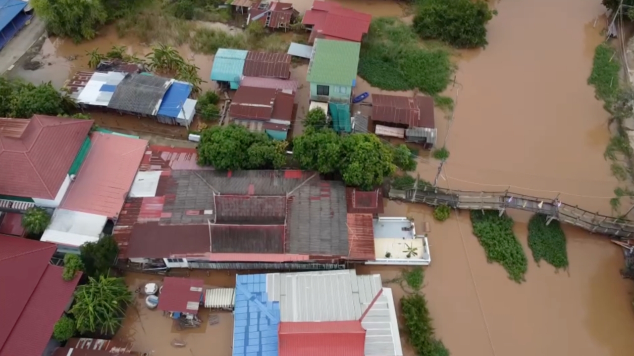 อยุธยาระดับน้ำเริ่มลดลง แต่ยังท่วมสูงใน 12 อำเภอ กระทบเกือบ 5 หมื่นครัวเรือน
