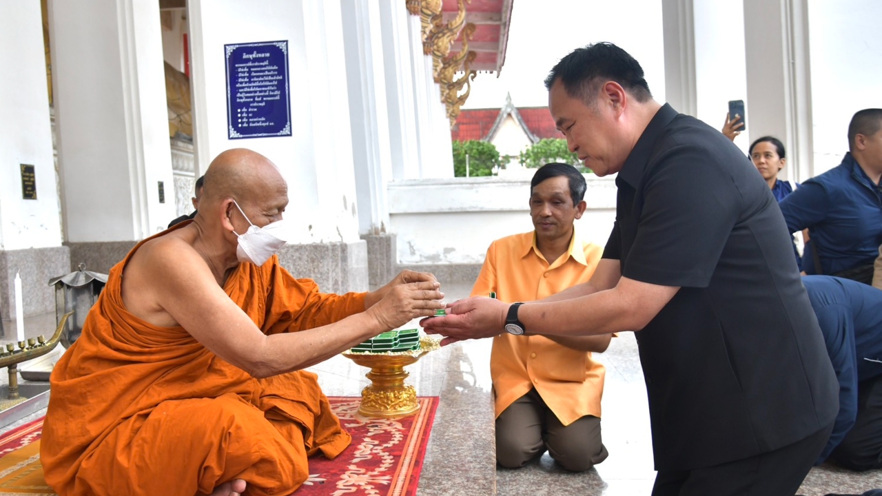 นายกฯ บอก จนท. บาดเจ็บหายแล้วรอบรรจุ-แวะไหว้พระขอพรให้ประเทศไทยมีชัยชนะ