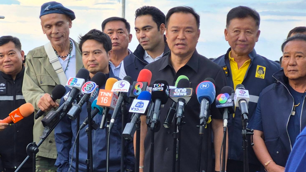 “อนุทิน” บอกไม่เจ็บสะดุดล้มบันไดเฮลิคอปเตอร์ หยอกสื่อเป็นห่วงหรือสมน้ำหน้า