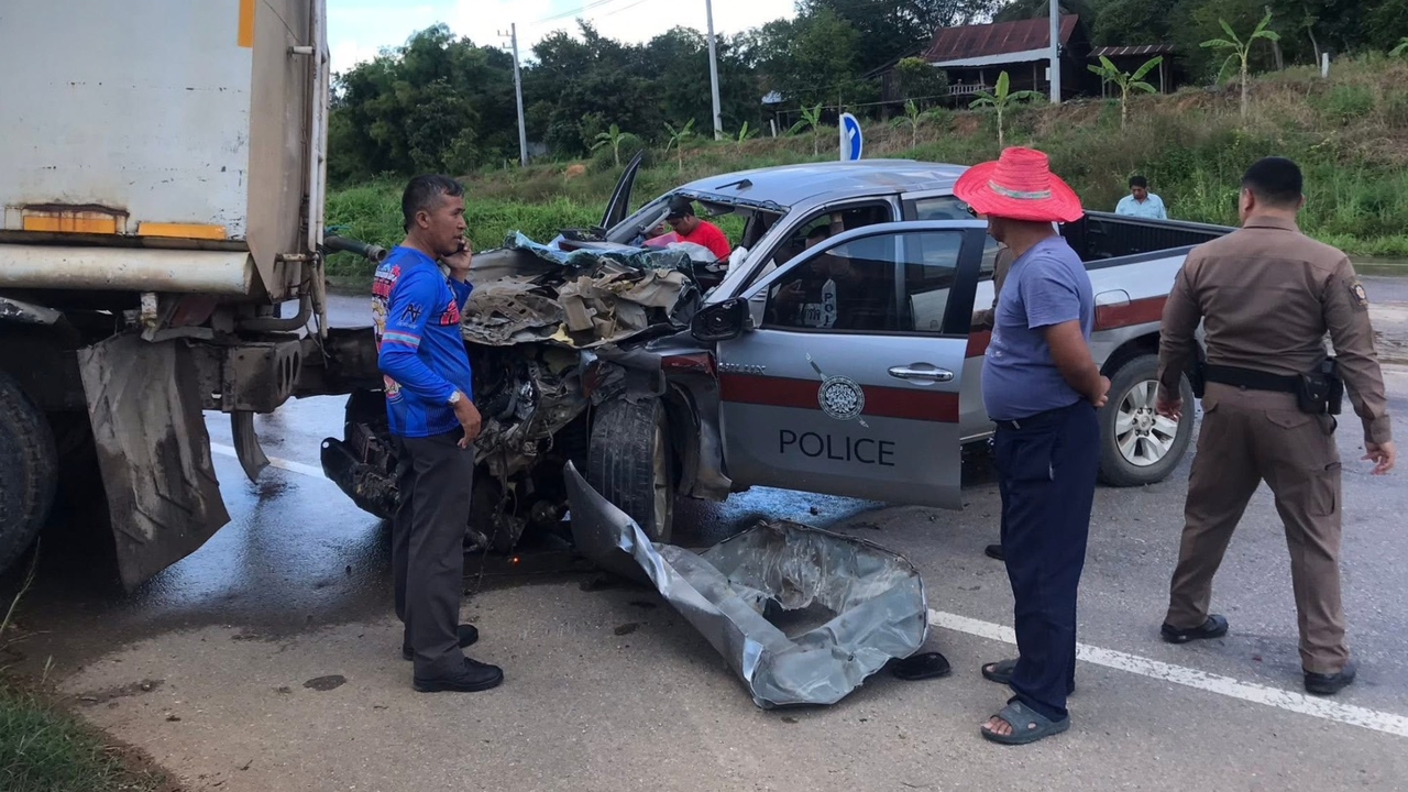 2 ตำรวจขับกระบะตราโล่ไล่ตามรถแหกด่าน พุ่งชนท้ายรถบรรทุกบาดเจ็บทั้งคู่