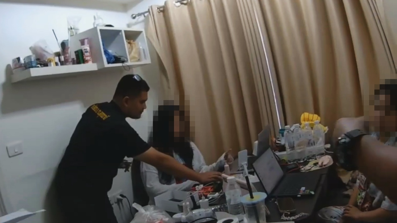 บุกค้น 4 จุดคอนโดฯ หรู รวบแอดมินเครือข่ายพนันออนไลน์ เงินหมุนเดือนละ 20 ล้าน