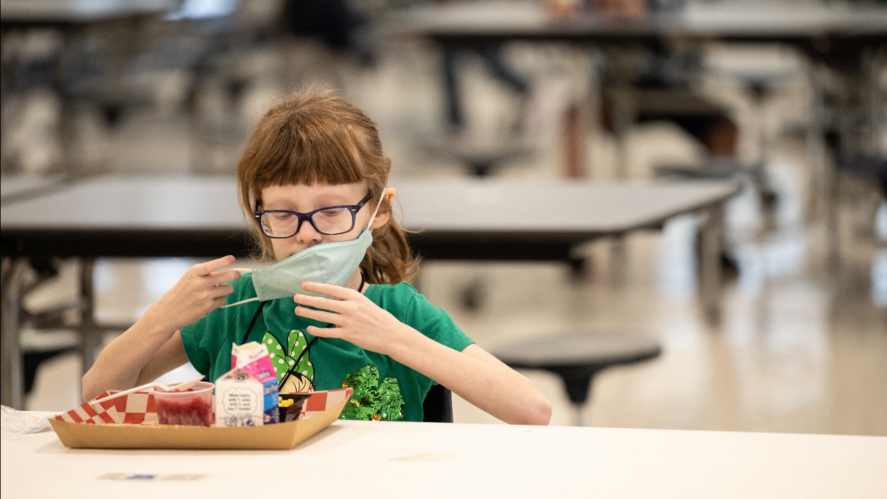 แคลิฟอร์เนียประกาศกฎหมายใหม่  แบนอาหารแปรรูปขั้นสูง "UPFs" ในโรงเรียน เป็นรัฐแรกในสหรัฐฯ