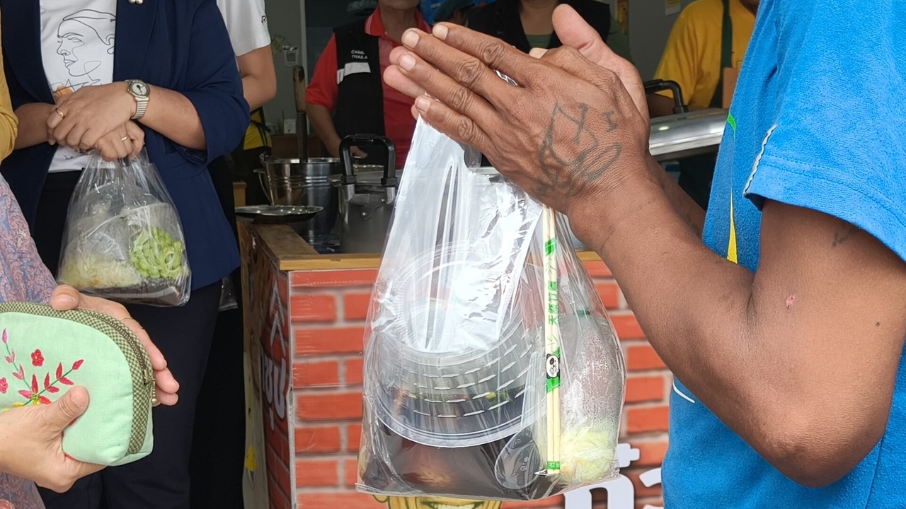 โคราชคิกออฟ “อาหารบนฝาผนัง” ร้านตาโก๋ก๋วยเตี๋ยวไก่มะระ ปันมื้อ 69 บาทให้คนไร้บ้าน