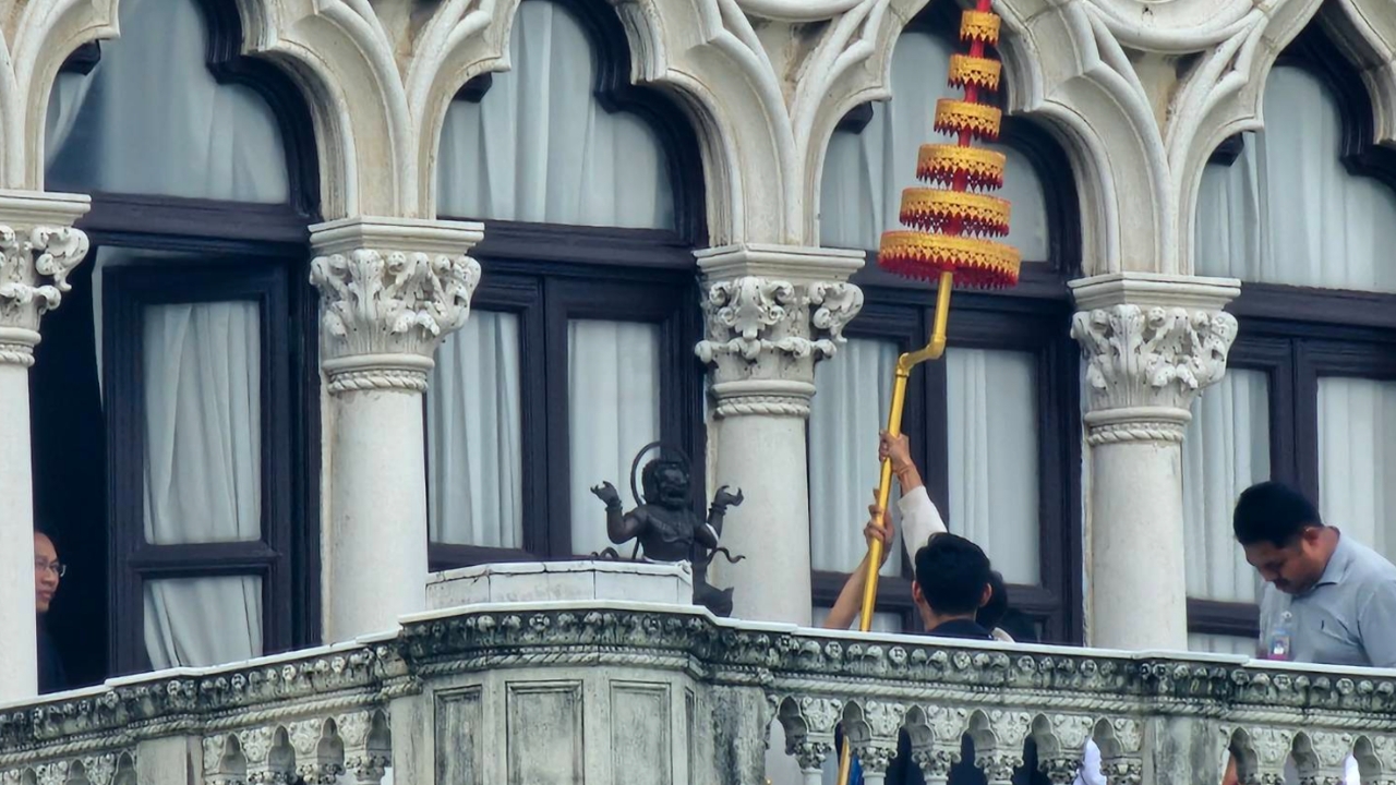 นายกฯ เปลี่ยนฉัตร 7 ชั้น ลงชาดตามหลักศิลปกรรมให้ “นรสิงห์”