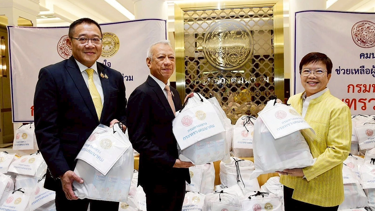 "คมนาคม" ปล่อยคาราวานถุงยังชีพสู้ภัยน้ำท่วม กำชับเร่งฟื้นฟูเส้นทางคมนาคม