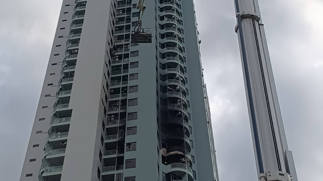 ไฟไหม้คอนโดฯ ย่านอรุณอมรินทร์ คนหนีตายขึ้นดาดฟ้า เร่งอพยพ