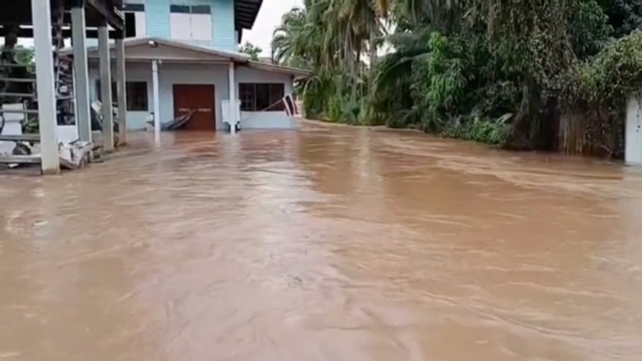 น้ำท่วมพิจิตร เพิ่มแนวบิ๊กแบ็ก ลดความแรง หลังพนังกั้นน้ำที่ตะพานหินแตก