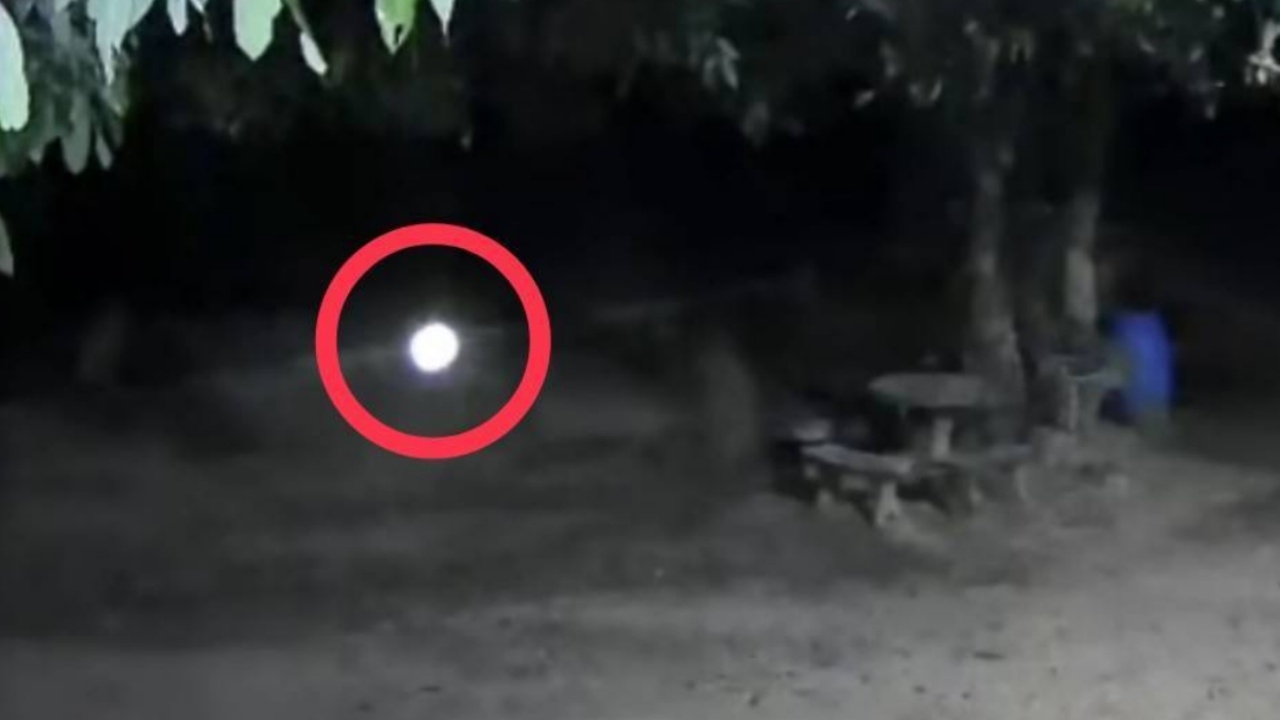 วงจรปิดจับภาพ "แสงไฟปริศนา" ลอยผ่านไปมาหลายรอบ ชาวบ้านผวาหวั่นเป็น "ผีปอบ"