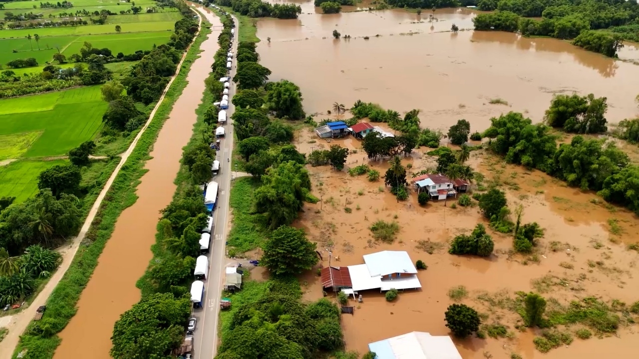 น้ำท่วมชัยนาท เริ่มส่งกลิ่นเหม็น ชาวบ้านหลายครอบครัว นอนริมถนนยาวหลายกิโลเมตร