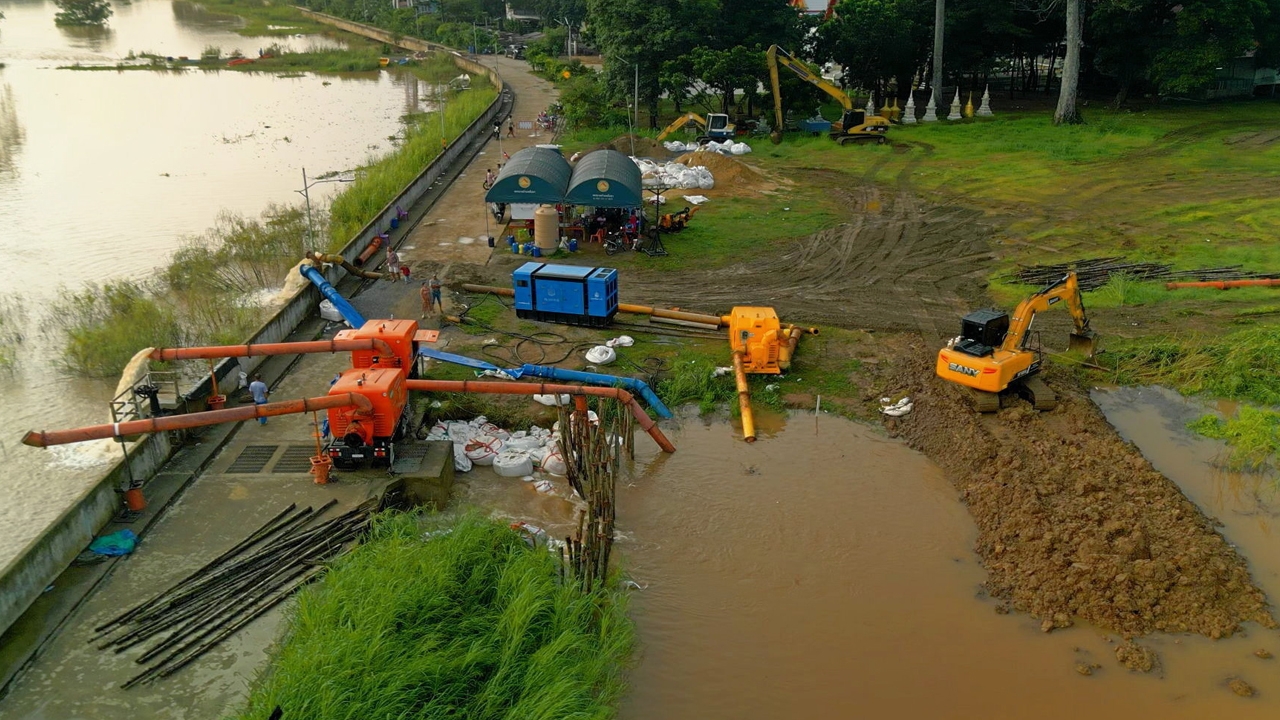 พายุงวงช้าง ถล่ม 2 จังหวัด สิงห์บุรียังจม อุดพนังกั้นน้ำรั่วไม่ได้ จ่อจม 4 หมู่บ้าน