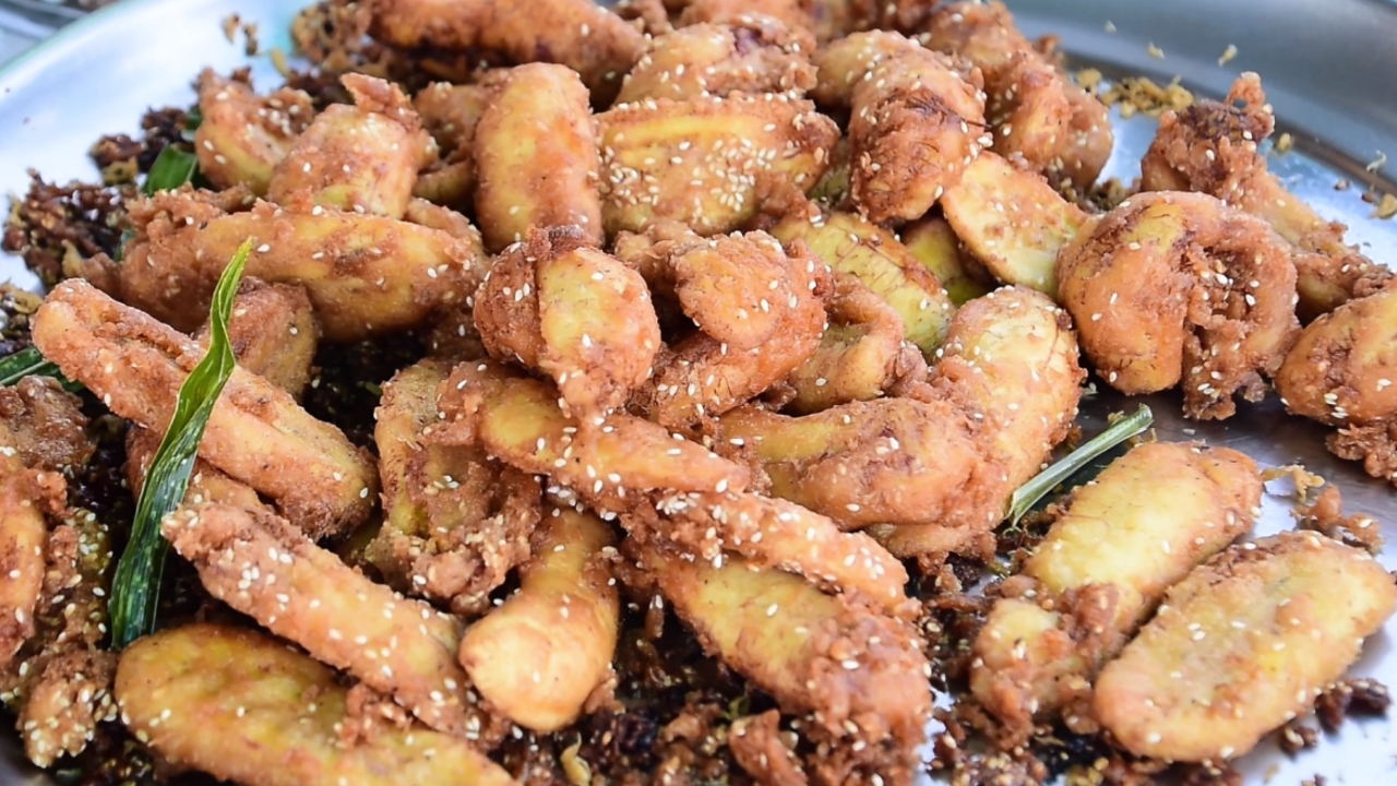 สูตรกล้วยทอดสุดปัง มีเคล็ดลับจากแม่ย่า เชิญมาต่อคิวได้ที่หน้าธกส.บึงสามพัน เพชรบูรณ์