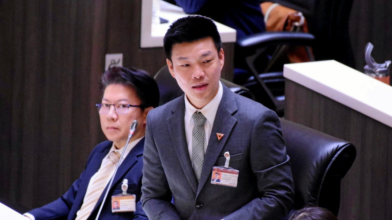 “เท้ง” ไม่หวั่นผลโพลภูมิใจไทยแซงพรรคประชาชน รอถกแก้ รธน. ใช้ร่างไหนเป็นหลัก