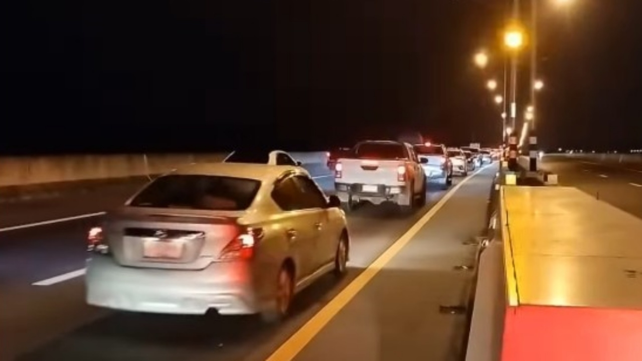 มอเตอร์เวย์ M6 ขาเข้า กทม. การจราจรหนาแน่น รถติดท้ายแถวสะสม 10 กม.