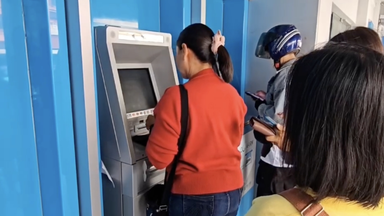 ชาวลาดยาว จ.นครสวรรค์ แห่ยืนยันตัวตน "แอปฯ เป๋าตัง" รอลงทะเบียน "คนละครึ่งพลัส"