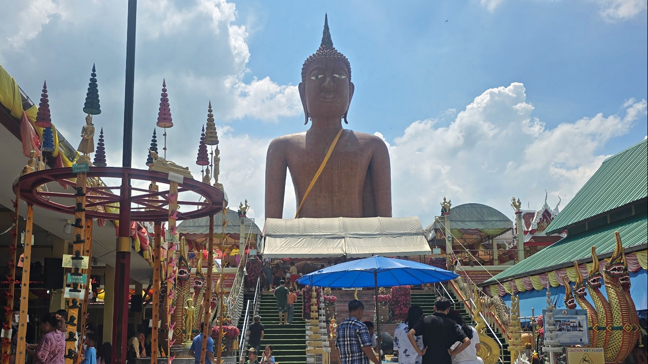 สาวรำแก้บน "หลวงพ่อสมหวัง" คอหวยรุมส่อง "เลขเด็ด" ลุ้นโชคงวด 16/10/68