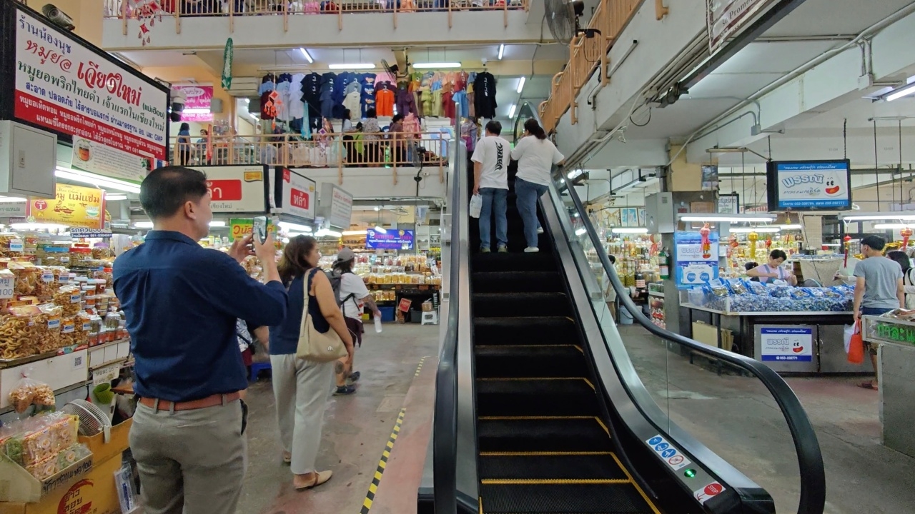 50 ปีที่รอคอย ชาวกาดหลวงดีใจ ได้ใช้ "บันไดเลื่อนใหม่" แทน "บันไดไม่เลื่อน" แล้ว