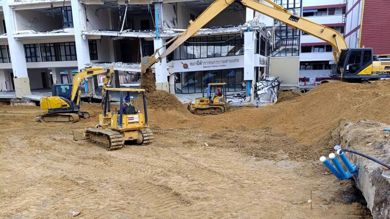 อัปเดตความคืบหน้า ถนนทรุดหน้า รพ.วชิรพยาบาล ถมทรายแล้วกว่า 8,200 ลบ.ม.