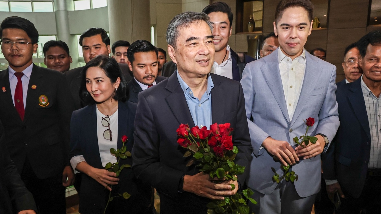 เลือดเก่าไหลกลับปชป. แห่หนุน “อภิสิทธิ์” นั่งหัวหน้า- “เฉลิมชัย” ลาประชุม