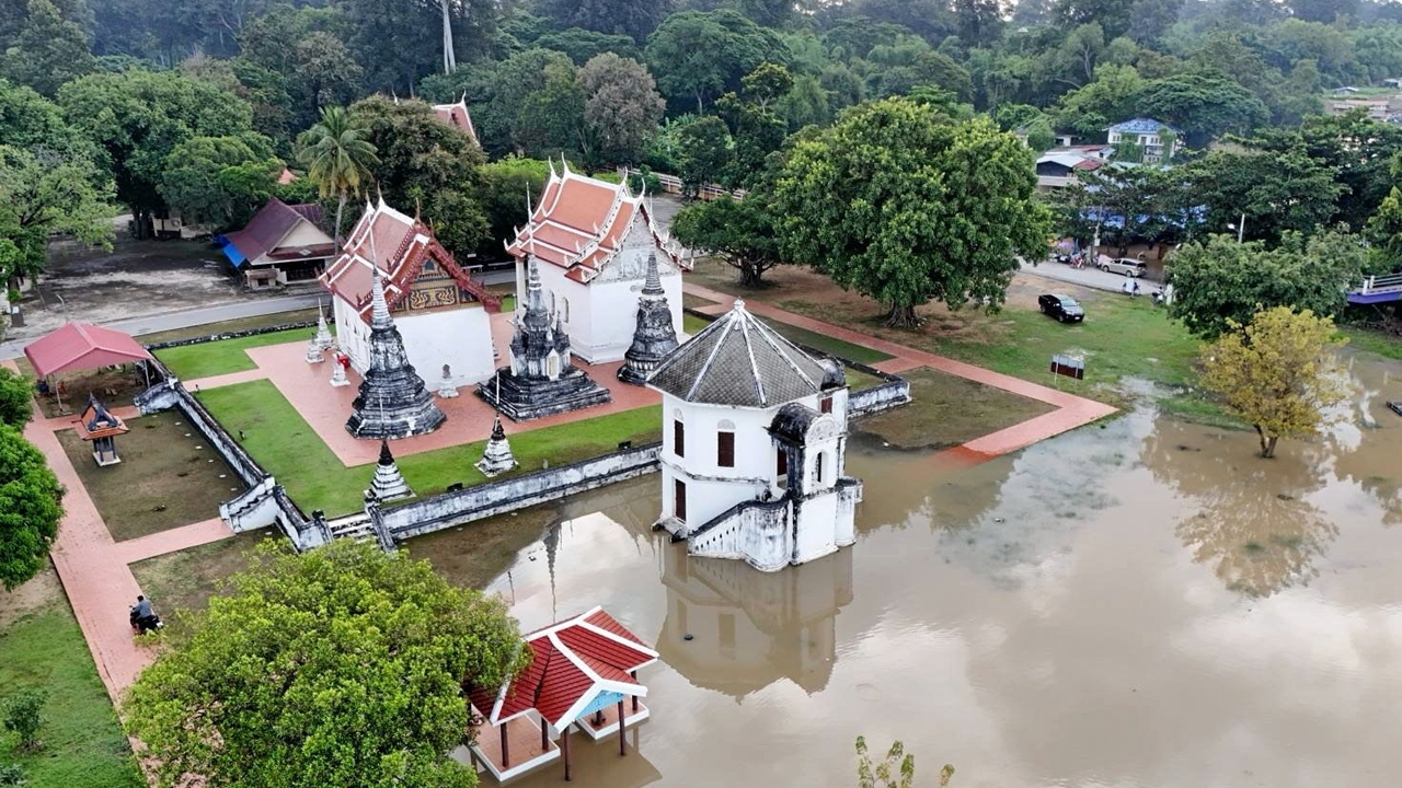 อุทัยธานีอ่วม ขยะมาตามนํ้า น้ำล้นตลิ่งท่วมศาลา 8 เหลี่ยม โบราณสถานวัดโบสถ์