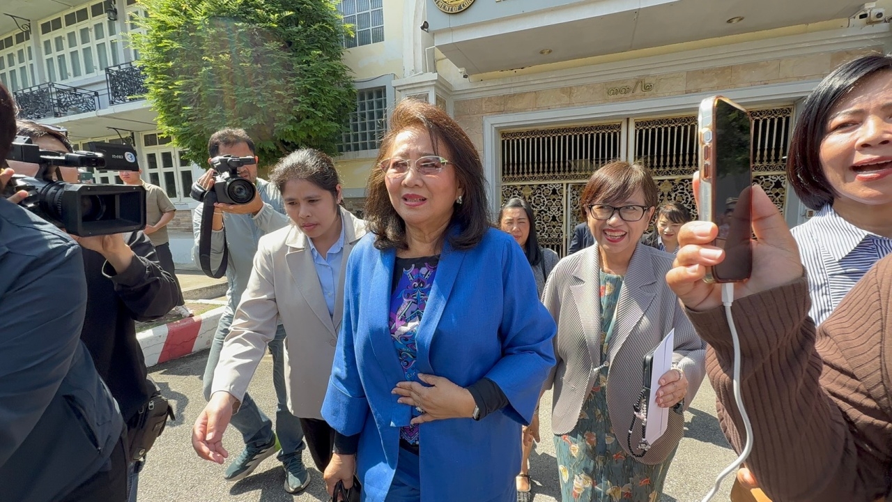 คุณหญิงพจมาน เยี่ยม ทักษิณ เผยอดีตนายกฯ ไม่สบายนิดหน่อย แต่ห่วงประชาชนเหมือนเดิม