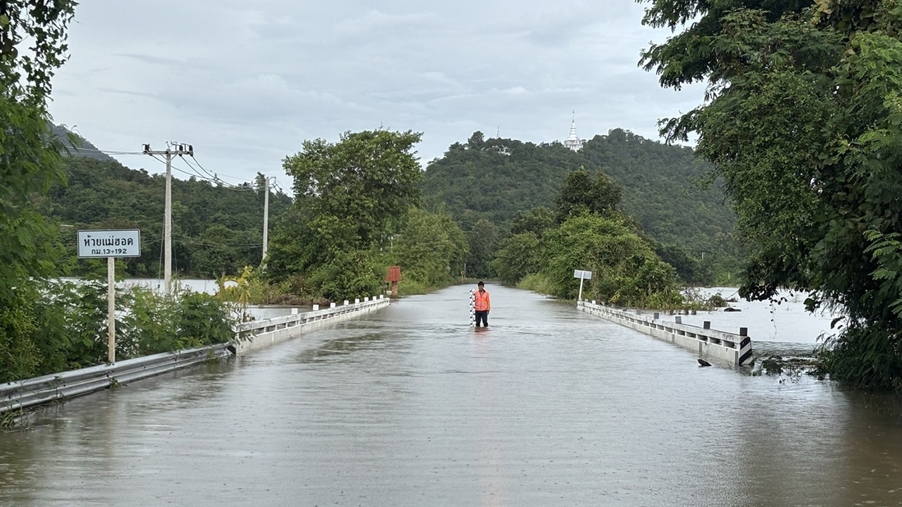 ทางหลวง-ทางหลวงชนบท ห่วงผู้ประสบภัย ลงพื้นที่ติดตามสถานการณ์น้ำท่วม แจกถุงยังชีพบรรเทาทุกข์