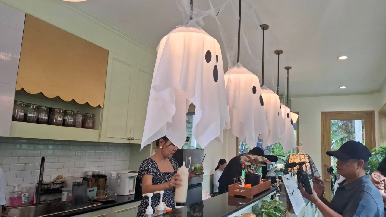 Mom’s Secret Garden คาเฟ่ที่อดีตนักออกแบบสาวเนรมิตบ้านให้เป็นธีมหลอน Happy Halloween