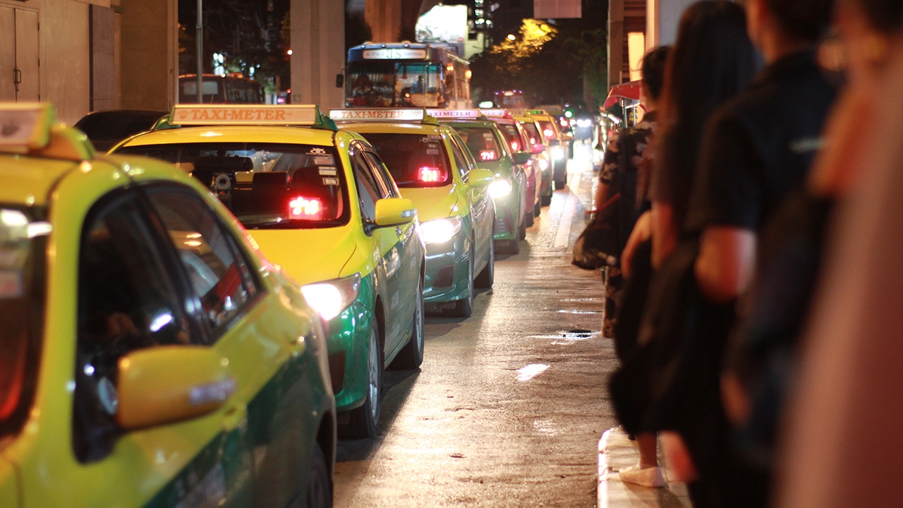 "คมนาคม" ไฟเขียว "แท็กซี่" ปรับขึ้นค่าบริการชั่วโมงเร่งด่วน 10-20 บาทต่อช่วง เริ่ม ธ.ค.นี้