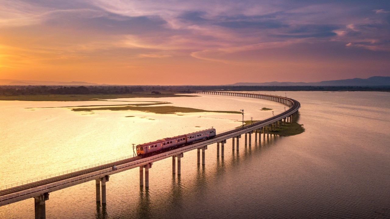 เปิดจองตั๋ว ราคา และตารางเวลา “รถไฟลอยน้ำ” เที่ยวเขื่อนป่าสักชลสิทธิ์ล่าสุด