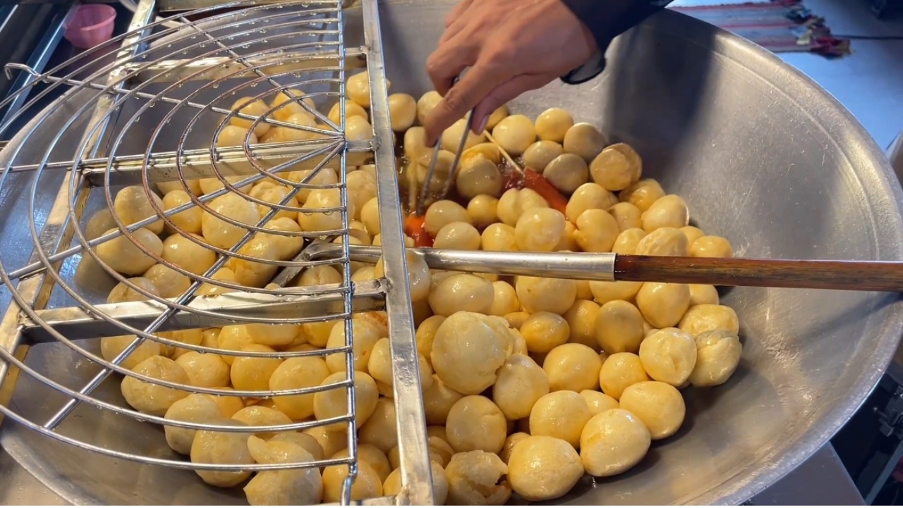 “ลูกชิ้นยืนกิน” หน้าสถานีรถไฟบุรีรัมย์คึกคักอีกครั้ง ผู้ค้าพร้อมเข้าคนละครึ่งพลัส