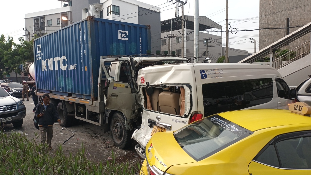 เปิดนาที รถสิบล้อเบรกแตก พุ่งชนรถบนถนนขาลงสะพานภูมิพล 1 พังเสียหายกว่า 10 คัน