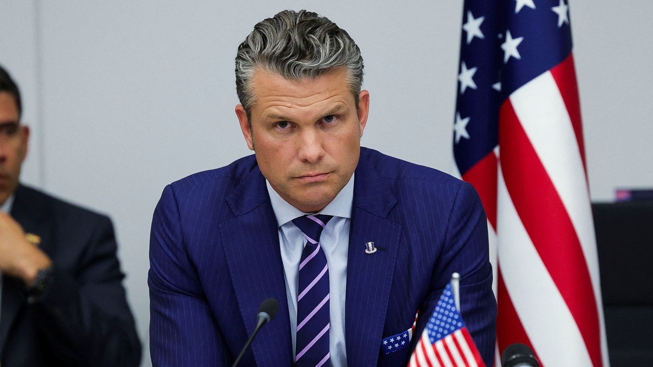 ระทึก เครื่องบิน รมว.กลาโหมสหรัฐฯ กระจกร้าว ต้องลงจอดฉุกเฉินใน UK