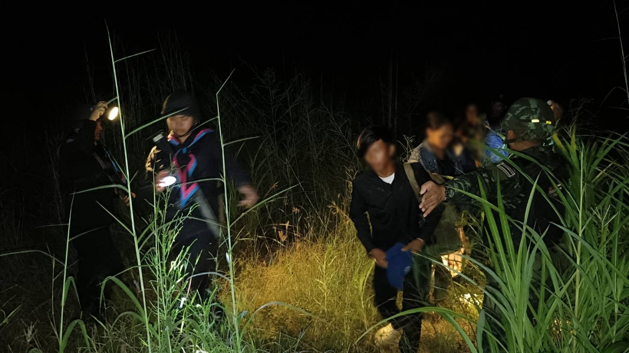 จับยกครัว 9 คน แรงงานกัมพูชา เดินเท้าลักลอบเข้าไทย สารภาพจะเข้ามารับจ้างตัดอ้อย