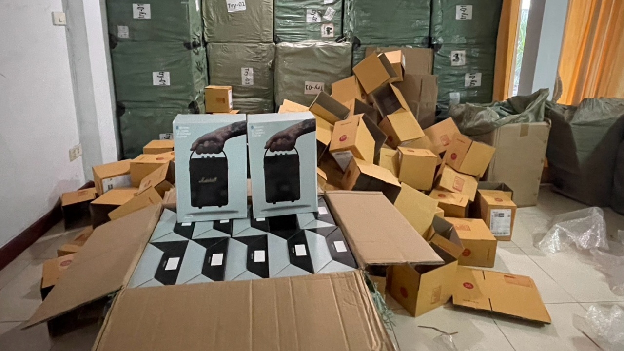 ทลายโกดังสินค้าก็อปแบรนด์ ยึดกว่า 5 หมื่นชิ้น ขายผ่านเพจ แอบอ้างเป็นร้านดัง