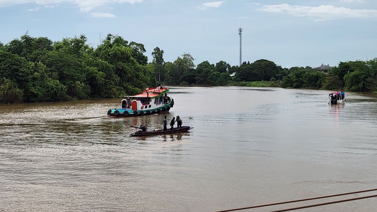 เกิดเหตุเรือลากจูง ล่มกลางแม่น้ำป่าสัก เร่งค้นหาหญิงท้อง 7 เดือน จมน้ำสูญหาย