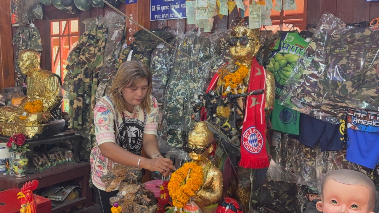 สาวอ่างทองมาขอโชค "ไอ้ไข่" วัดสนามชัย จุดธูปเสี่ยงทาย "เลขเด็ดงวดนี้" 16/10/68