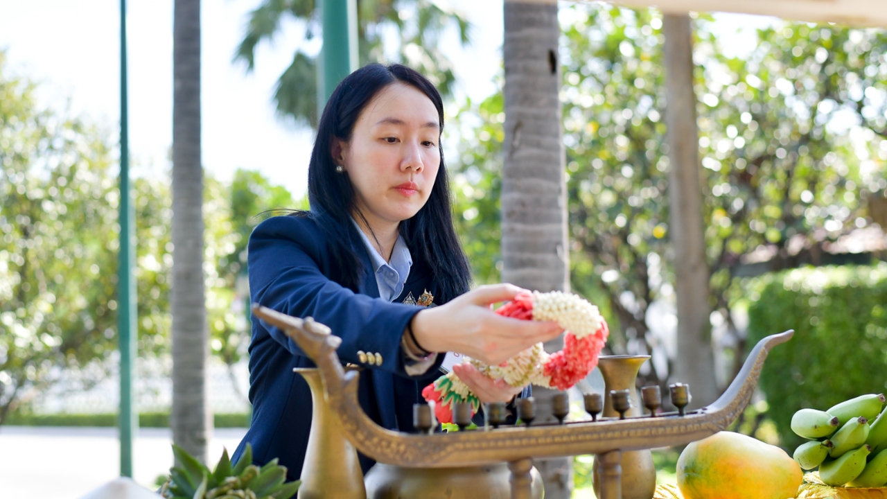 “ลลิดา” รองโฆษกรัฐบาลคนใหม่ ไหว้สิ่งศักดิ์สิทธิ์ทำเนียบ ก่อนทำงานวันแรก