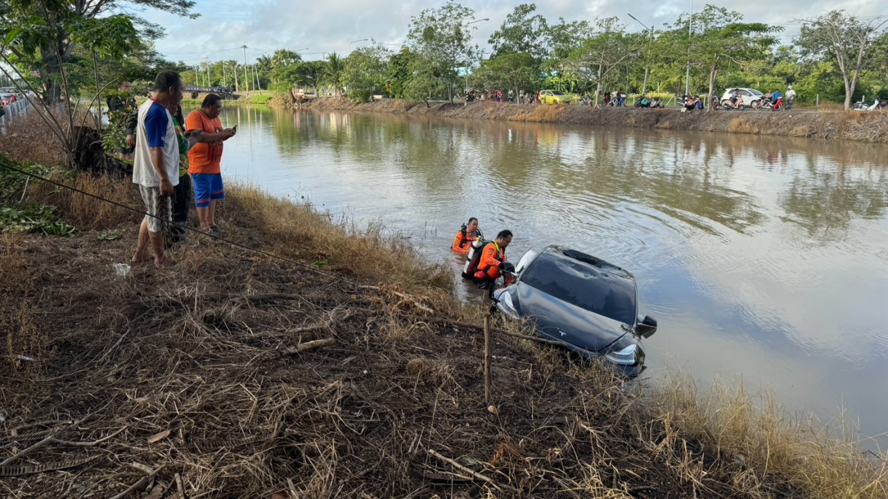 รถไฟฟ้าพุ่งตกคลอง พลเมืองดีเร่งช่วยคนติดภายในแต่ไม่ทัน คนขับเสียชีวิต