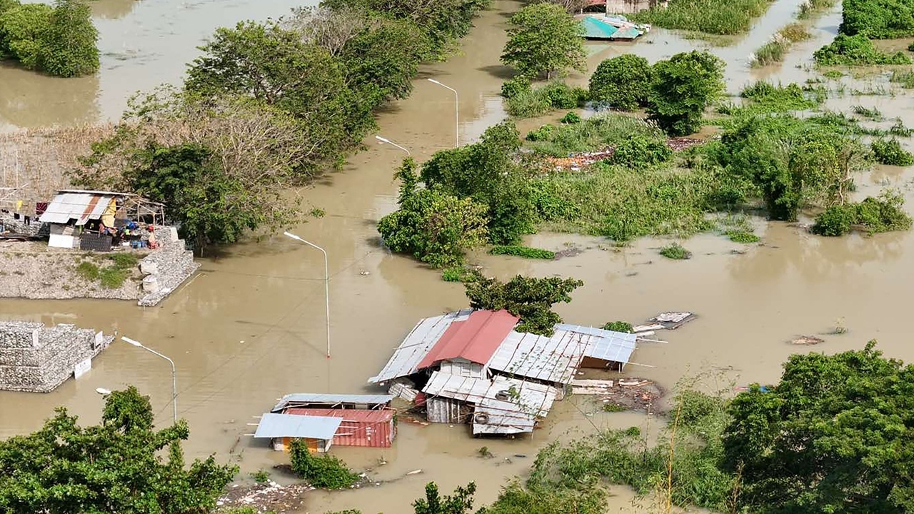 พายุโซนร้อน “เฟิงเฉิน” ขึ้นฝั่งฟิลิปปินส์ ชาวบ้านนับหมื่นอพยพจากชายฝั่ง