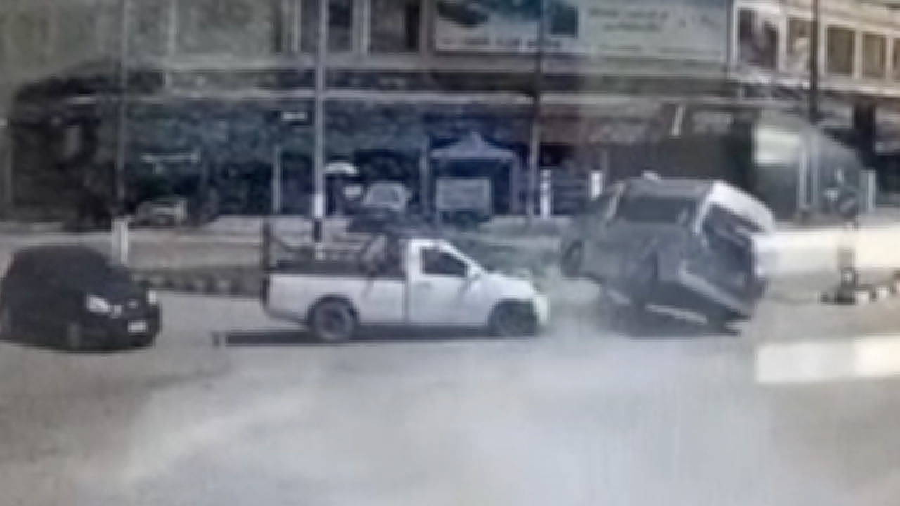 วงจรปิดนาที รถพยาบาลฝ่าไฟแดง ถูกกระบะชนคว่ำกลางสี่แยก ขณะนำส่งร่างผู้เสียชีวิต